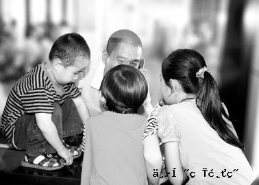 近日，下寨劳教（戒毒）所在暑期即将结束之际组织开展了主题为“拥抱亲情，放飞梦想”的亲情帮教活动，共邀请82名戒毒学员子女进所与父亲团聚。