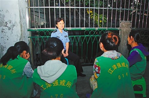 刁妈妈与戒毒者聊天