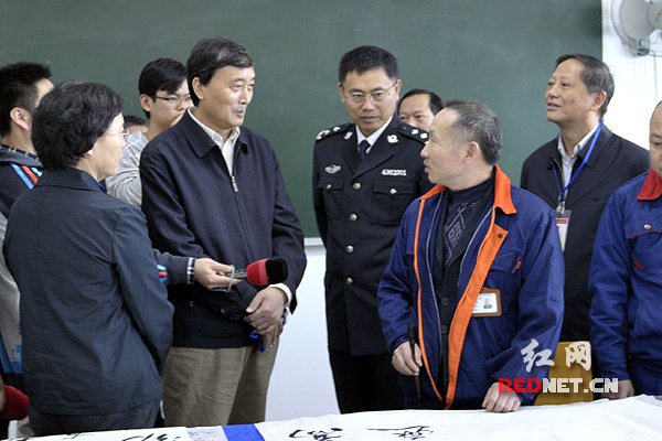 湖南省人大常委会副主任徐明华一行在湖南省白泥湖强制戒毒所，与戒毒人员交流。