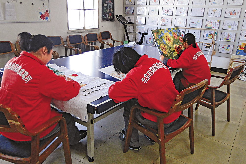 在“向日葵”治疗社区接受戒毒的“家庭成员”们正完成小组活动