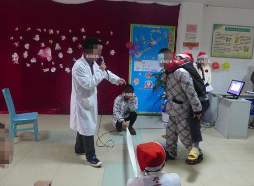 戒毒者在玩瞎子过桥游戏