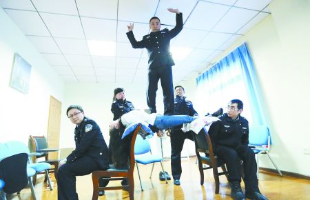 昨日,西山坪强制隔离戒毒所,民警邓炜站在被催眠、身体悬空的体验者身上。