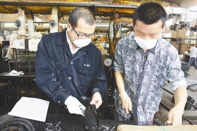 征峰技术工左指导就业体验人员右劳动 摄影 范丽