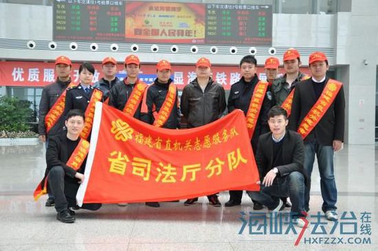 团员青年到福州火车南站开展“快乐返乡，关爱农民工”志愿服务活动。