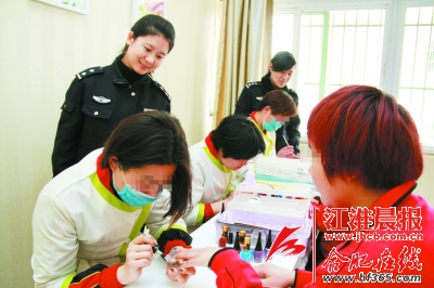  戒毒学员正在学习美甲技术。