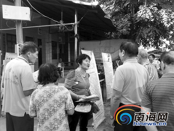 57岁的何大姐宣传戒毒知识