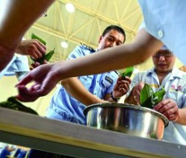 天堂河戒毒所迎端午包粽子 天堂河戒毒所迎端午包粽子