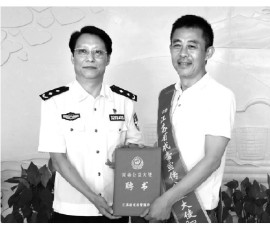 “荧幕硬汉”侯勇热心公益江苏戒毒局长颁发聘书 “荧幕硬汉”侯勇热心公益江苏戒毒局长颁发聘书