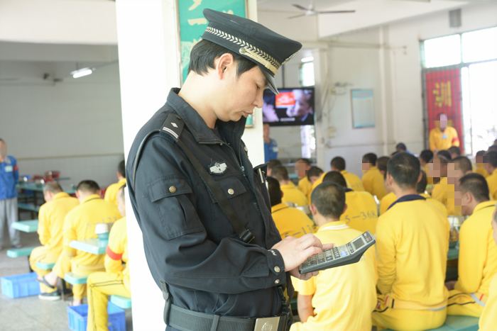 〖今天我当班〗高墙内戒毒民警的一天