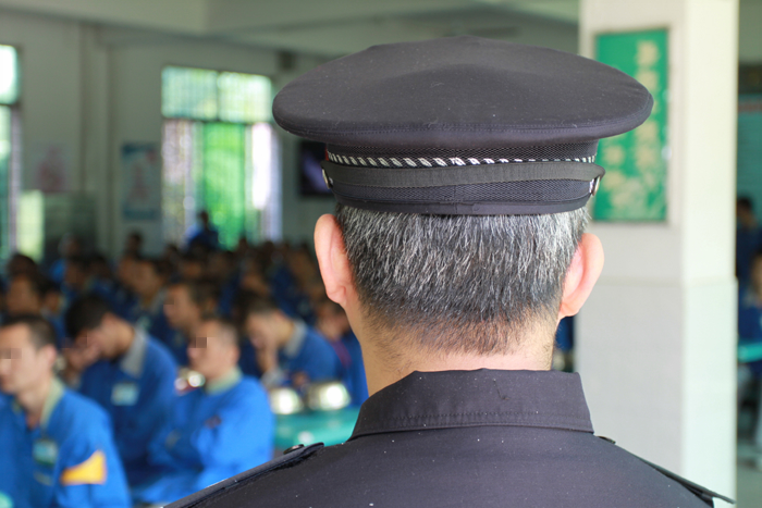 〖今天我当班〗高墙内戒毒民警的一天