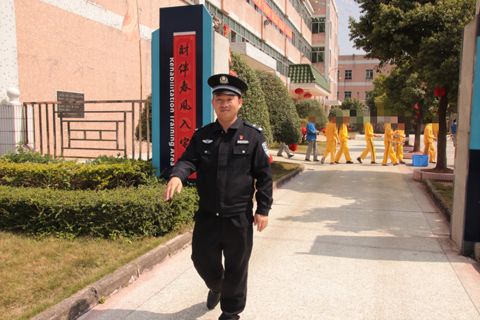 〖今天我当班〗高墙内戒毒民警的一天