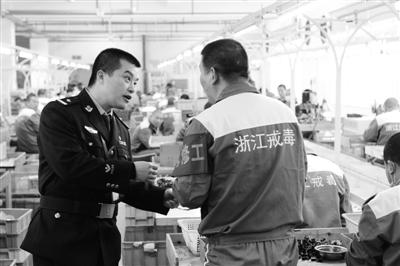 吴月楚和参加习艺劳动的戒毒人员。蒋文广 摄