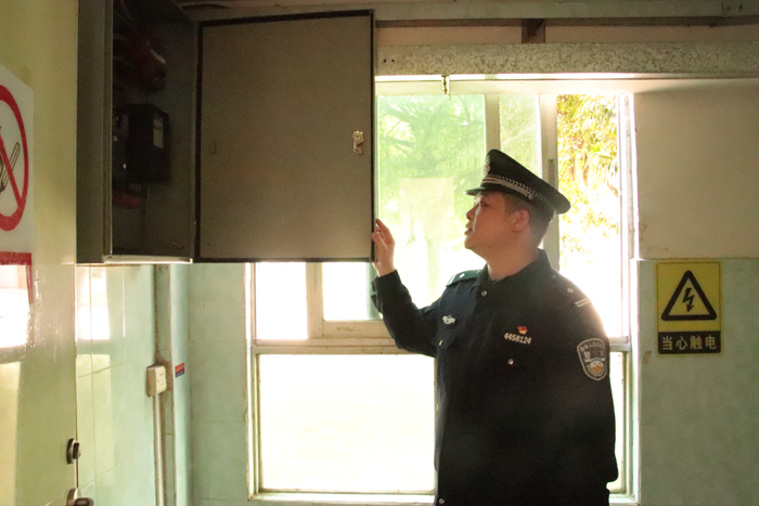 〖今天我当班〗高墙内戒毒民警的一天