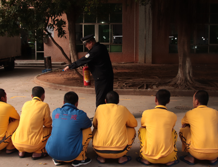 〖今天我当班〗高墙内戒毒民警的一天